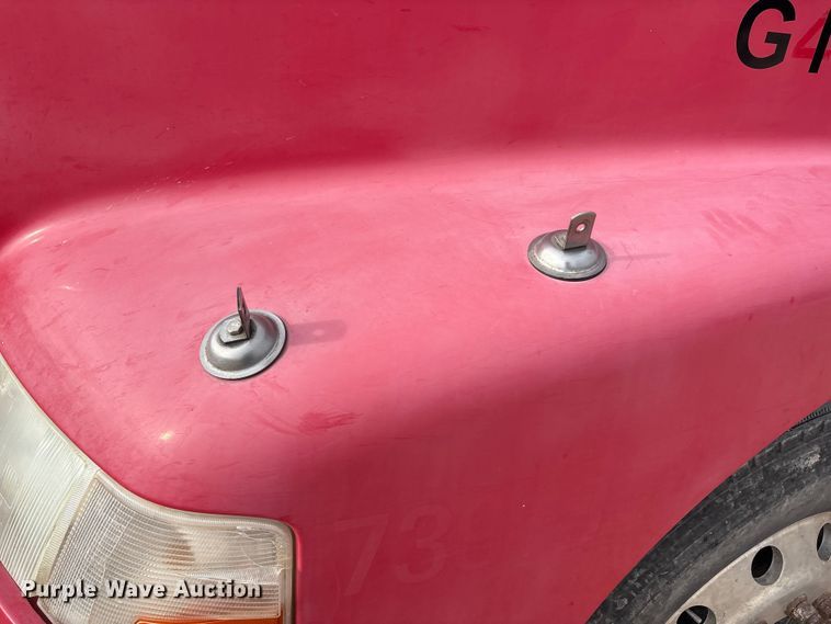 image for item EU4992 2007 Volvo VN semi truck