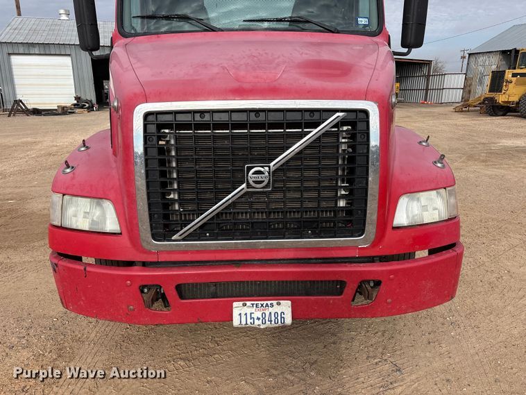 image for item EU4992 2007 Volvo VN semi truck