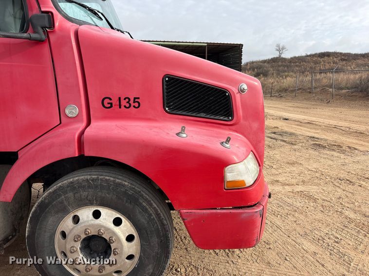 image for item EU4992 2007 Volvo VN semi truck