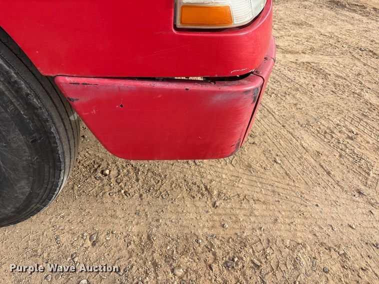 image for item EU4992 2007 Volvo VN semi truck