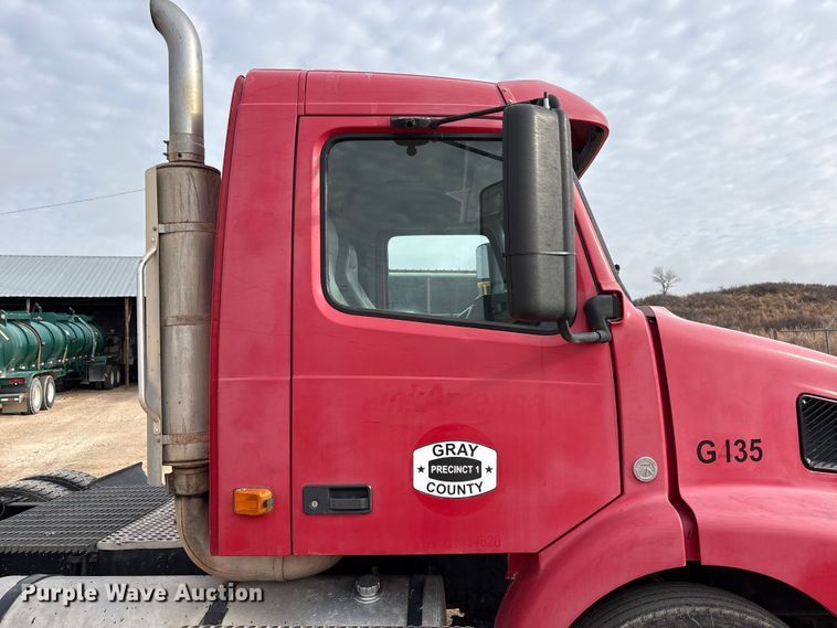 image for item EU4992 2007 Volvo VN semi truck