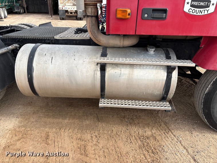 image for item EU4992 2007 Volvo VN semi truck