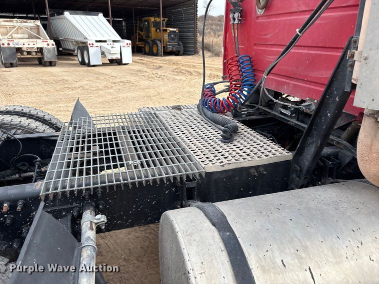 image for item EU4992 2007 Volvo VN semi truck