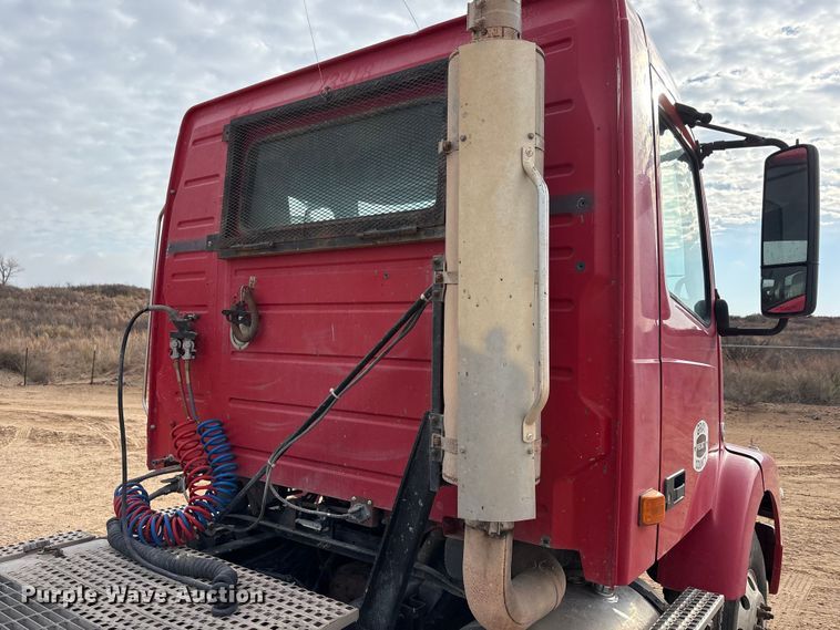 image for item EU4992 2007 Volvo VN semi truck