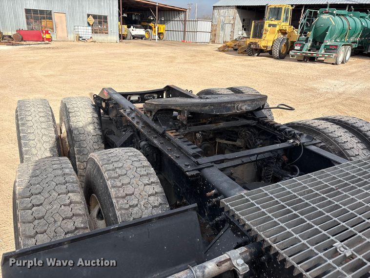 image for item EU4992 2007 Volvo VN semi truck