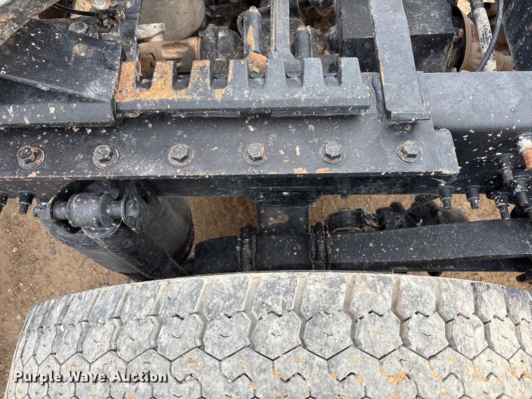 image for item EU4992 2007 Volvo VN semi truck