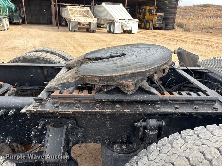 image for item EU4992 2007 Volvo VN semi truck