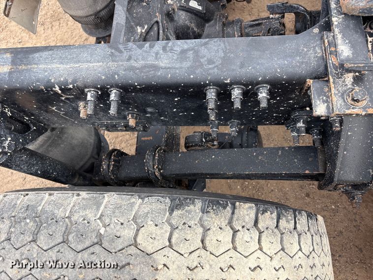 image for item EU4992 2007 Volvo VN semi truck