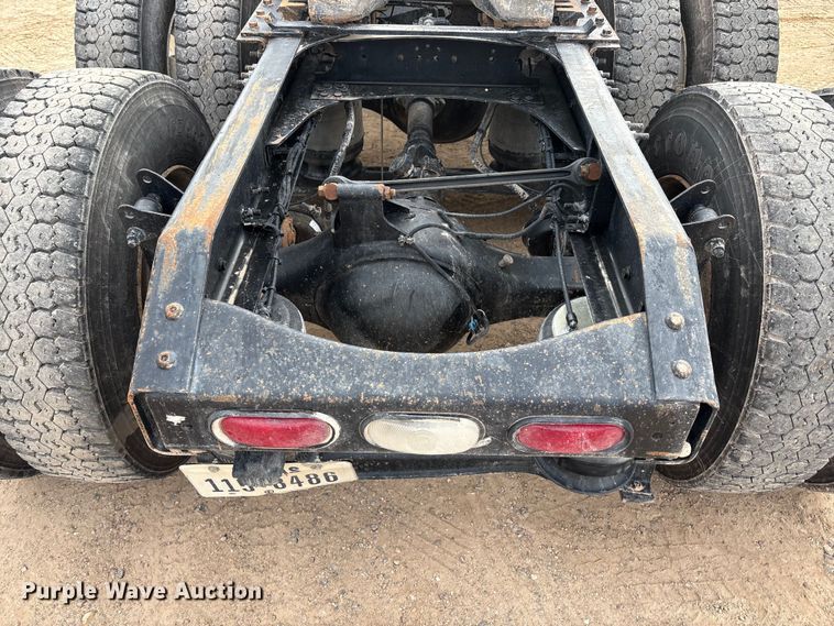 image for item EU4992 2007 Volvo VN semi truck