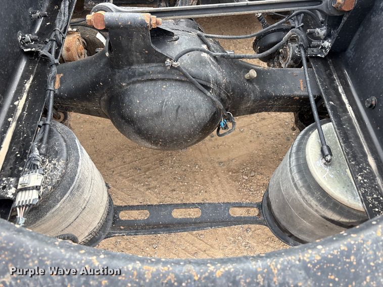 image for item EU4992 2007 Volvo VN semi truck