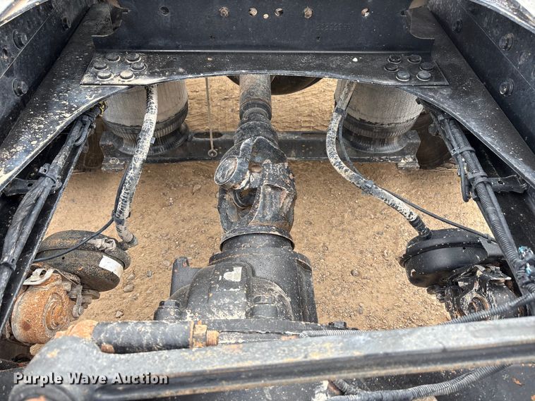 image for item EU4992 2007 Volvo VN semi truck