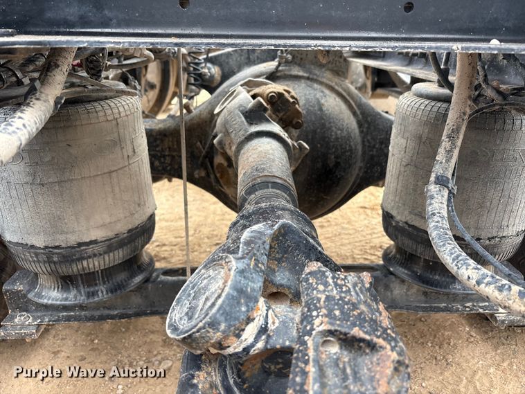 image for item EU4992 2007 Volvo VN semi truck