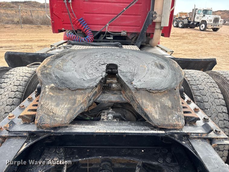 image for item EU4992 2007 Volvo VN semi truck