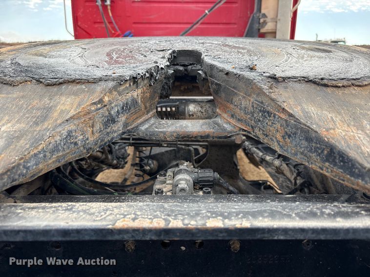 image for item EU4992 2007 Volvo VN semi truck