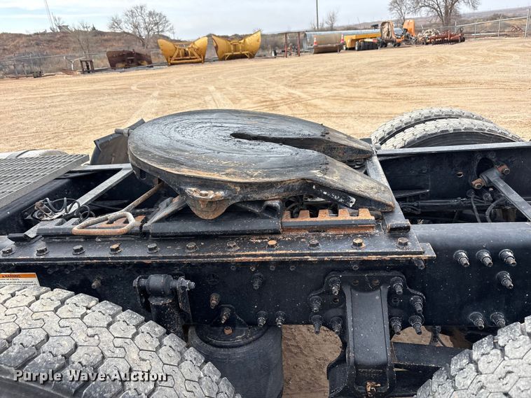 image for item EU4992 2007 Volvo VN semi truck