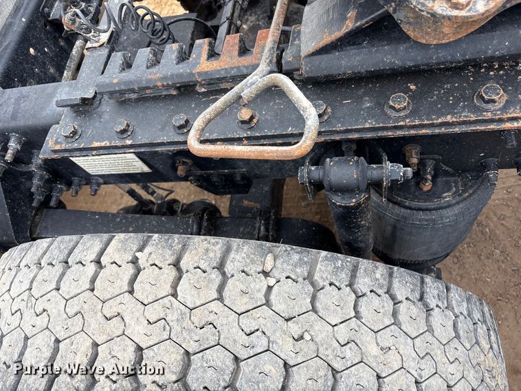 image for item EU4992 2007 Volvo VN semi truck