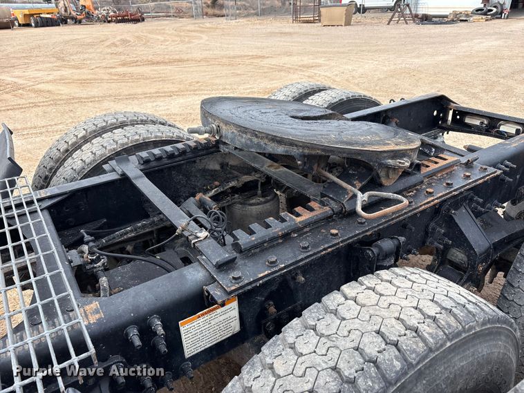 image for item EU4992 2007 Volvo VN semi truck