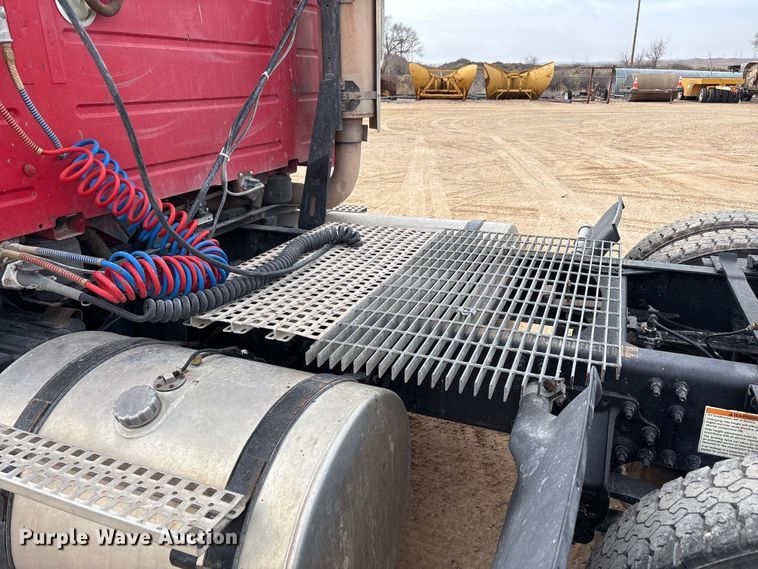 image for item EU4992 2007 Volvo VN semi truck