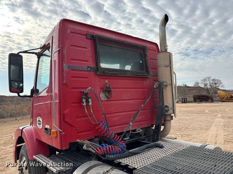 image for item EU4992 2007 Volvo VN semi truck
