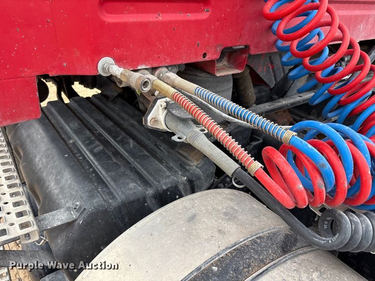 image for item EU4992 2007 Volvo VN semi truck