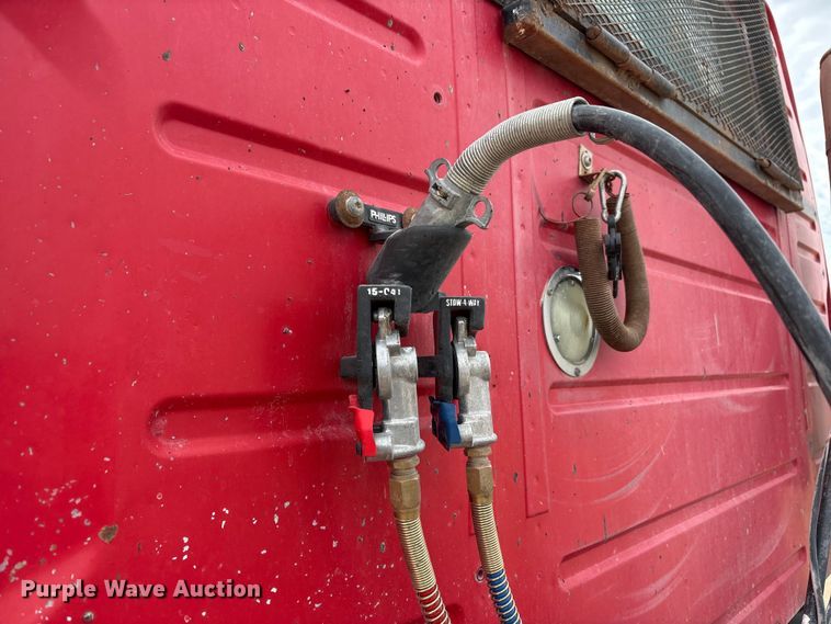 image for item EU4992 2007 Volvo VN semi truck