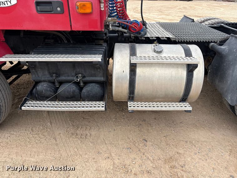 image for item EU4992 2007 Volvo VN semi truck