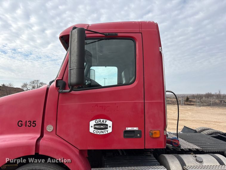 image for item EU4992 2007 Volvo VN semi truck