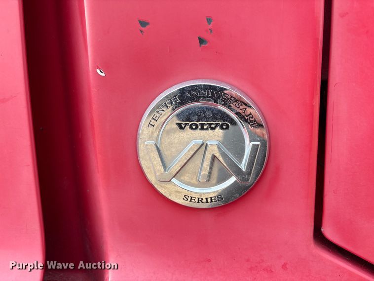 image for item EU4992 2007 Volvo VN semi truck