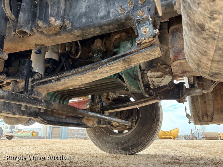 image for item EU4992 2007 Volvo VN semi truck