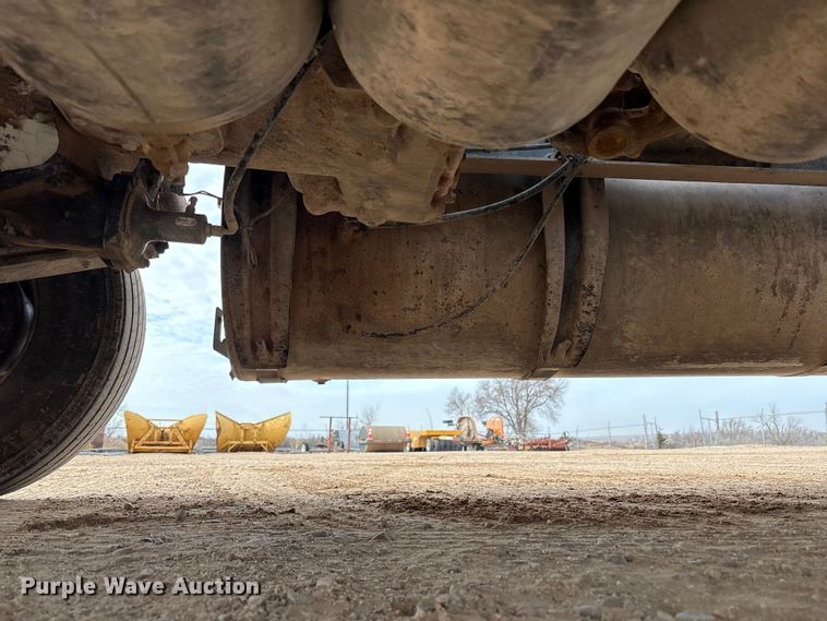 image for item EU4992 2007 Volvo VN semi truck