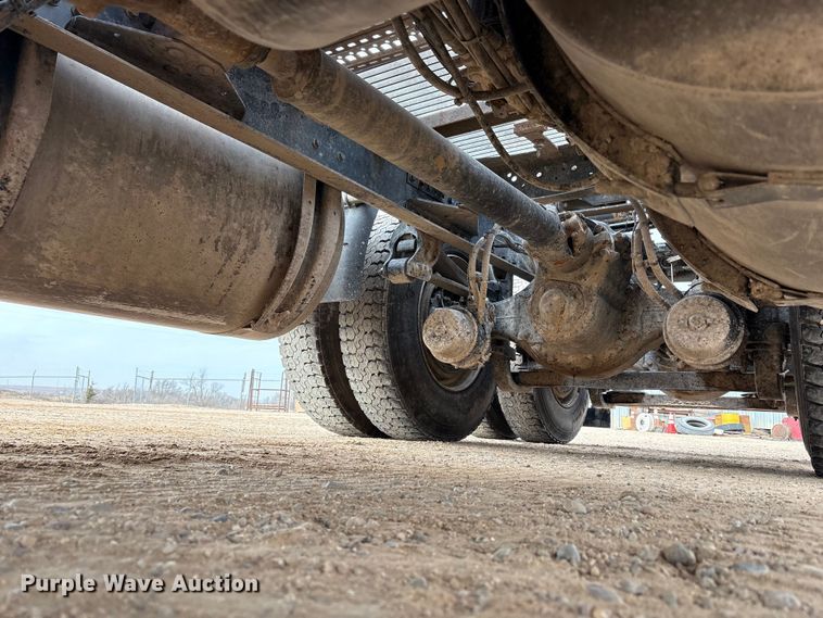 image for item EU4992 2007 Volvo VN semi truck