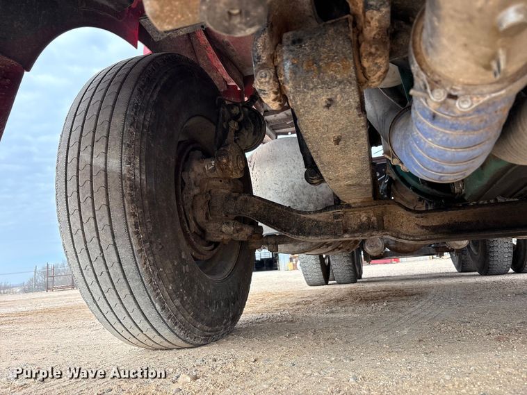 image for item EU4992 2007 Volvo VN semi truck