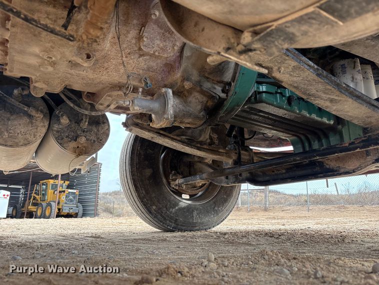 image for item EU4992 2007 Volvo VN semi truck