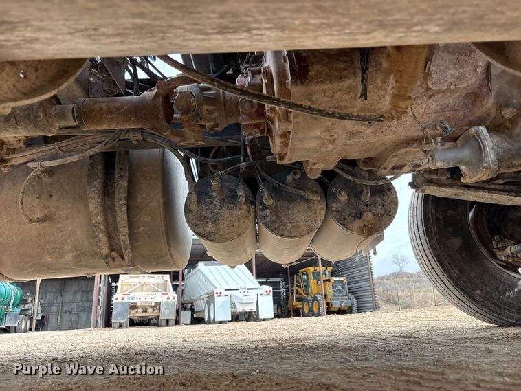 image for item EU4992 2007 Volvo VN semi truck