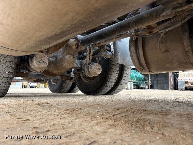 image for item EU4992 2007 Volvo VN semi truck