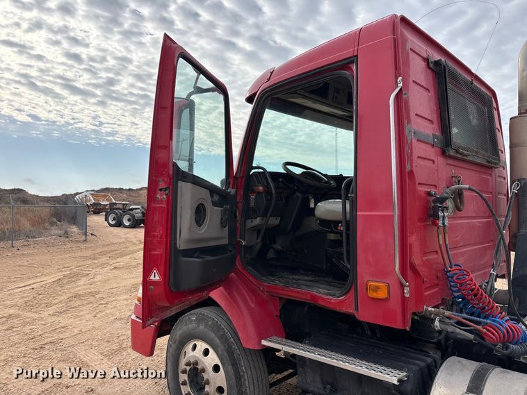 image for item EU4992 2007 Volvo VN semi truck