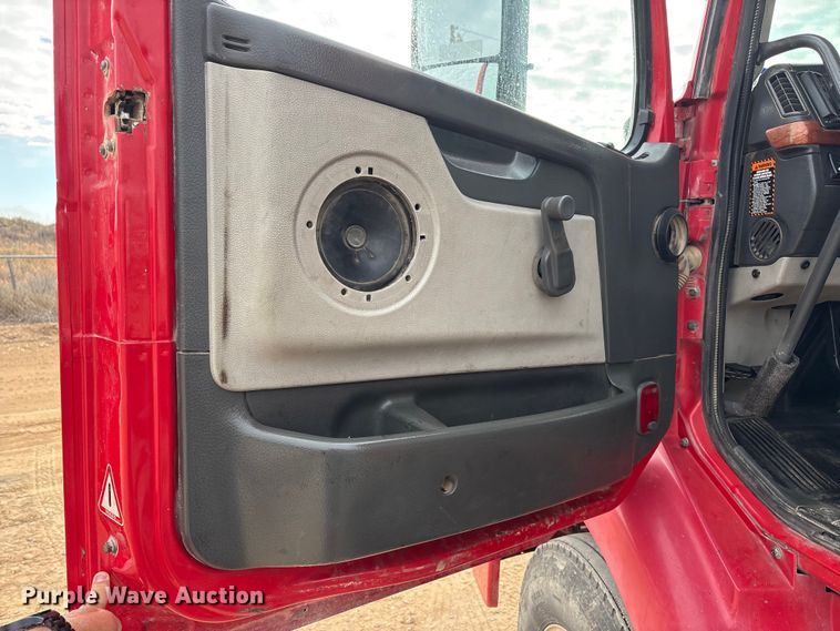 image for item EU4992 2007 Volvo VN semi truck