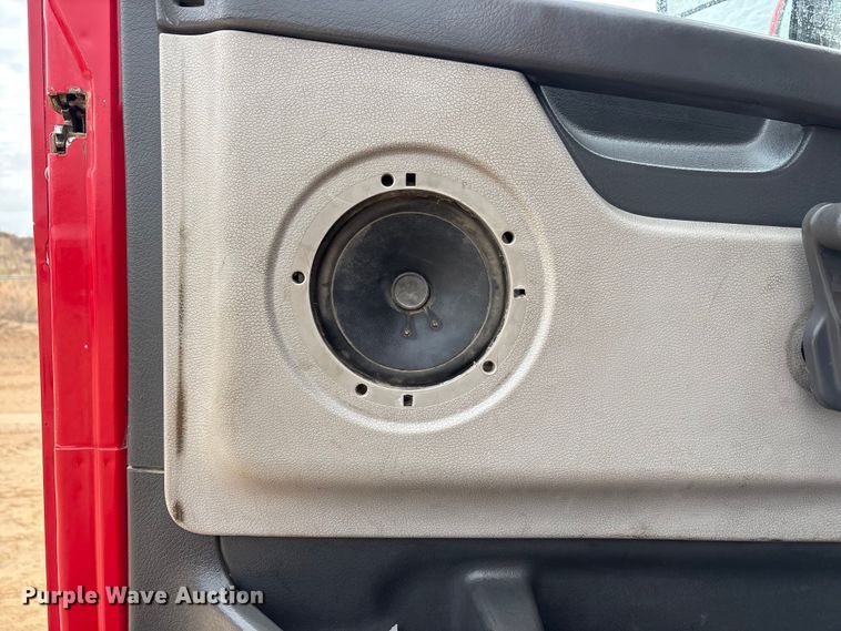 image for item EU4992 2007 Volvo VN semi truck