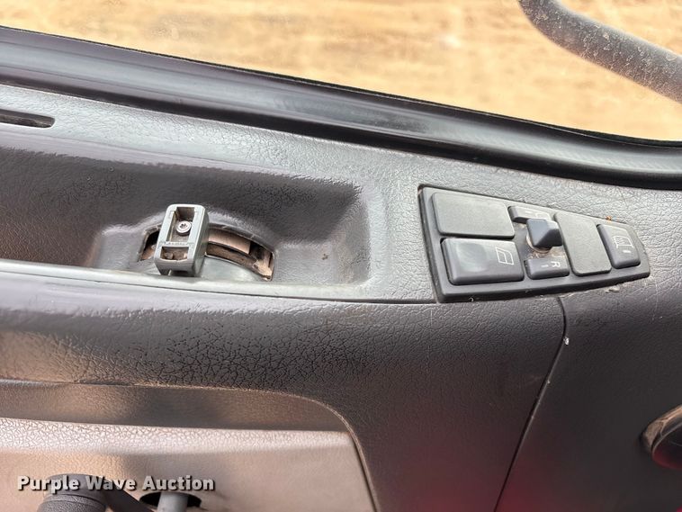 image for item EU4992 2007 Volvo VN semi truck