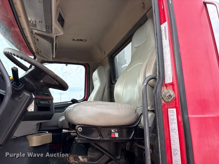 image for item EU4992 2007 Volvo VN semi truck