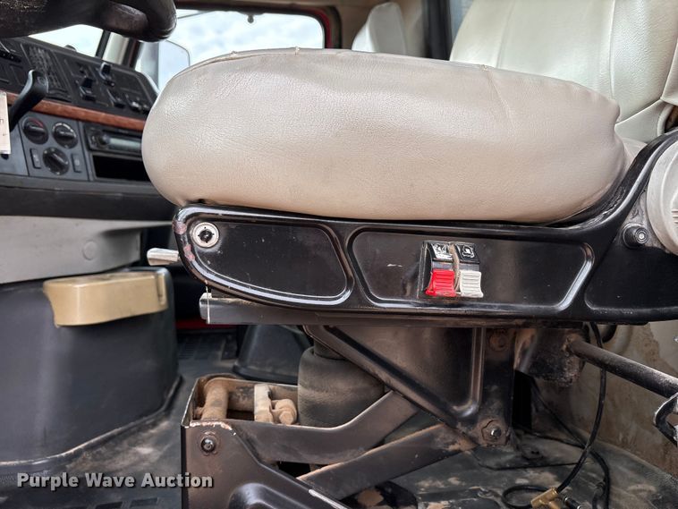 image for item EU4992 2007 Volvo VN semi truck