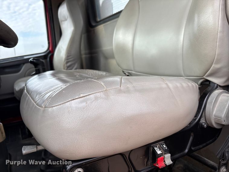 image for item EU4992 2007 Volvo VN semi truck