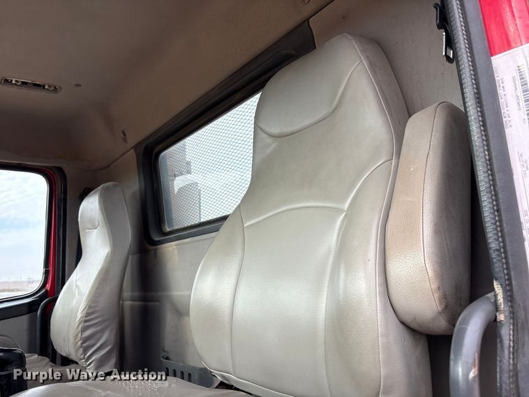 image for item EU4992 2007 Volvo VN semi truck