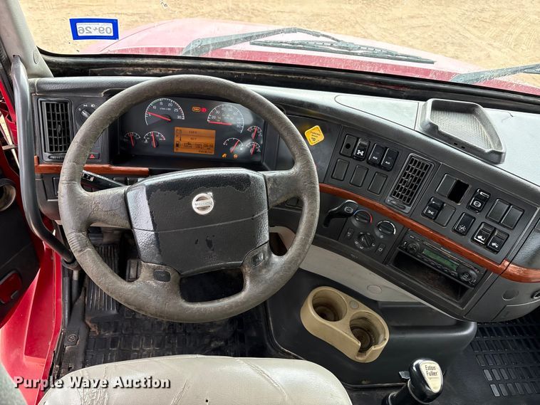 image for item EU4992 2007 Volvo VN semi truck