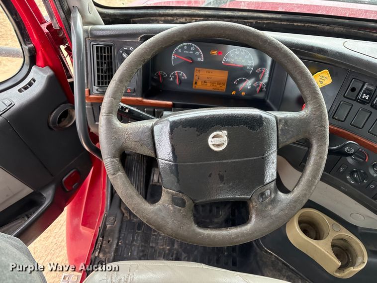 image for item EU4992 2007 Volvo VN semi truck