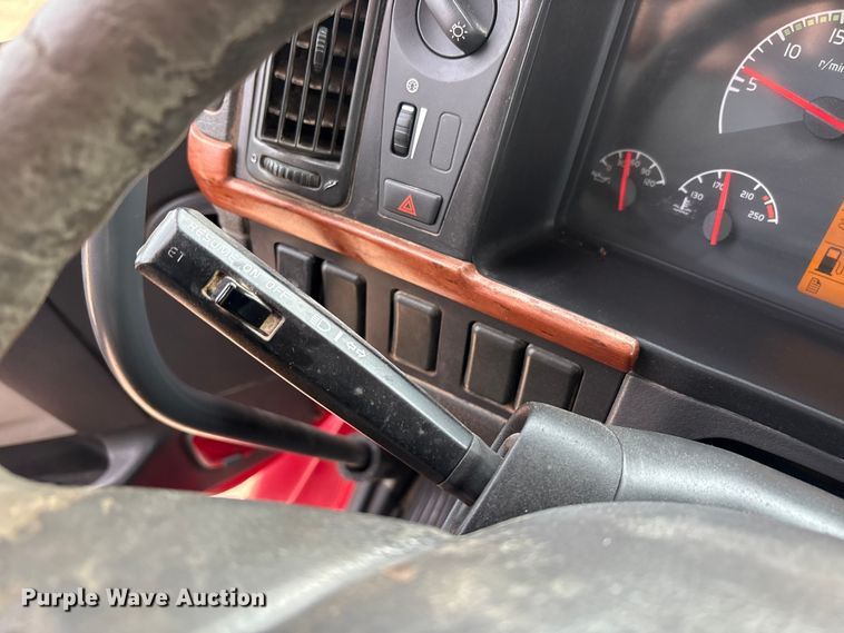 image for item EU4992 2007 Volvo VN semi truck