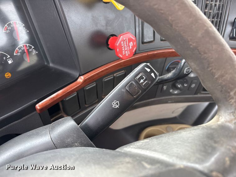 image for item EU4992 2007 Volvo VN semi truck