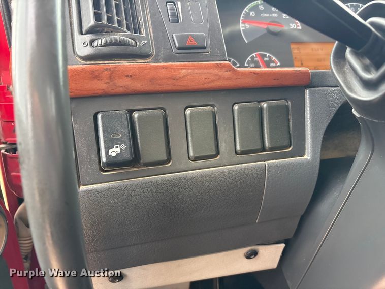 image for item EU4992 2007 Volvo VN semi truck