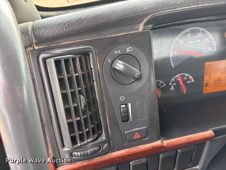 image for item EU4992 2007 Volvo VN semi truck