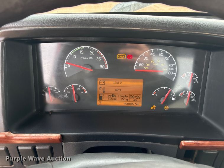 image for item EU4992 2007 Volvo VN semi truck